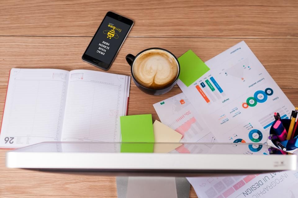Bureau avec documents chiffrés, tasse et téléphone